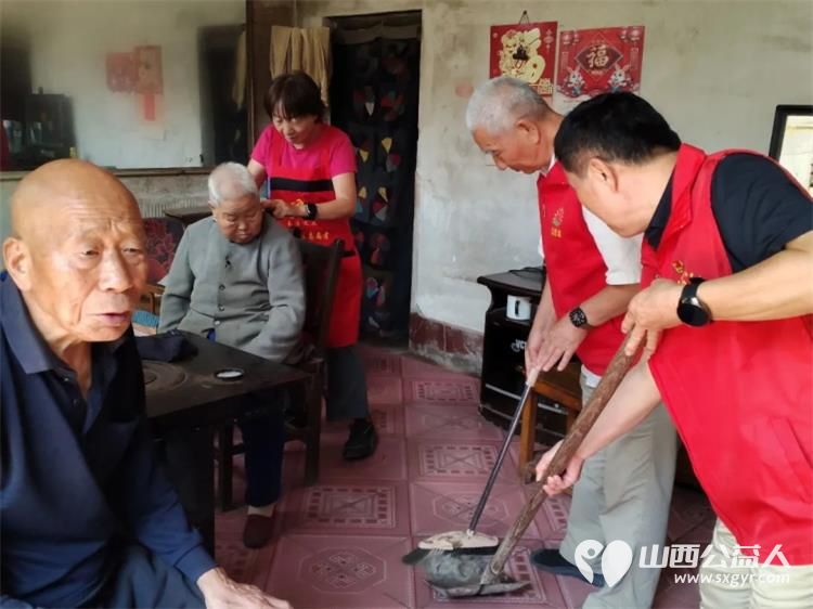 长治市阳光困境儿童帮扶协会应壶关县东井岭乡包村干部的热情邀请协会义剪志愿者走进壶关县城寨村为村里的老人们送上了贴心的义务理发服务 - 第12张 - 山西公益人 长治市阳光困境儿童帮扶协会应壶关县东井岭乡包村干部的热情邀请协会义剪志愿者走进壶关县城寨村为村里的老人们送上了贴心的义务理发服务 - 第12张