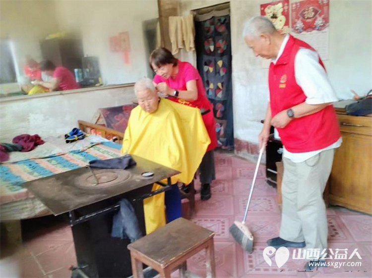 长治市阳光困境儿童帮扶协会应壶关县东井岭乡包村干部的热情邀请协会义剪志愿者走进壶关县城寨村为村里的老人们送上了贴心的义务理发服务 - 第7张 - 山西公益人 长治市阳光困境儿童帮扶协会应壶关县东井岭乡包村干部的热情邀请协会义剪志愿者走进壶关县城寨村为村里的老人们送上了贴心的义务理发服务 - 第7张