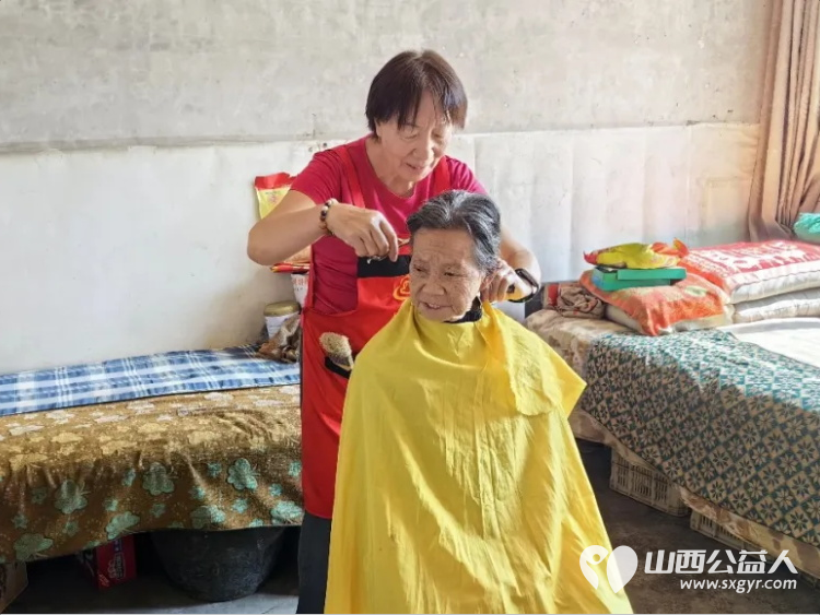 长治市阳光困境儿童帮扶协会应壶关县东井岭乡包村干部的热情邀请协会义剪志愿者走进壶关县城寨村为村里的老人们送上了贴心的义务理发服务 - 第8张 - 山西公益人 长治市阳光困境儿童帮扶协会应壶关县东井岭乡包村干部的热情邀请协会义剪志愿者走进壶关县城寨村为村里的老人们送上了贴心的义务理发服务 - 第8张