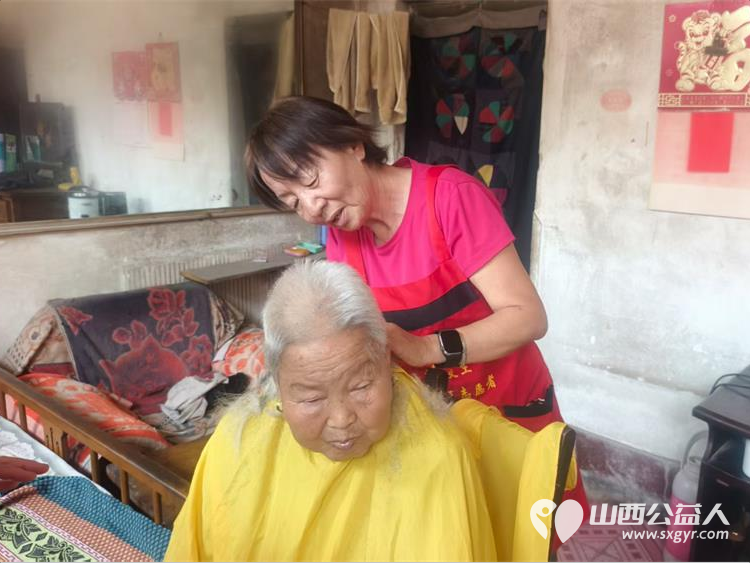 长治市阳光困境儿童帮扶协会应壶关县东井岭乡包村干部的热情邀请协会义剪志愿者走进壶关县城寨村为村里的老人们送上了贴心的义务理发服务 - 第11张 - 山西公益人 长治市阳光困境儿童帮扶协会应壶关县东井岭乡包村干部的热情邀请协会义剪志愿者走进壶关县城寨村为村里的老人们送上了贴心的义务理发服务 - 第11张