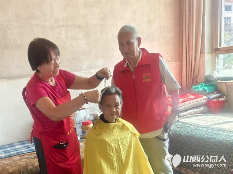 长治市阳光困境儿童帮扶协会应壶关县东井岭乡包村干部的热情邀请协会义剪志愿者走进壶关县城寨村为村里的老人们送上了贴心的义务理发服务 - 第6张 - 山西公益人 长治市阳光困境儿童帮扶协会应壶关县东井岭乡包村干部的热情邀请协会义剪志愿者走进壶关县城寨村为村里的老人们送上了贴心的义务理发服务 - 第6张