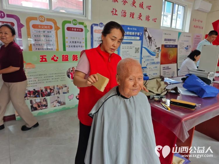 介休市敬老协会组织志愿者2025年9月3日去介休市北关街道北河沿社区为社区所有老人们爱心理发测视力白内障检查为老人们测血压口腔检查 - 第17张 - 山西公益人 介休市敬老协会组织志愿者2025年9月3日去介休市北关街道北河沿社区为社区所有老人们爱心理发测视力白内障检查为老人们测血压口腔检查 - 第17张