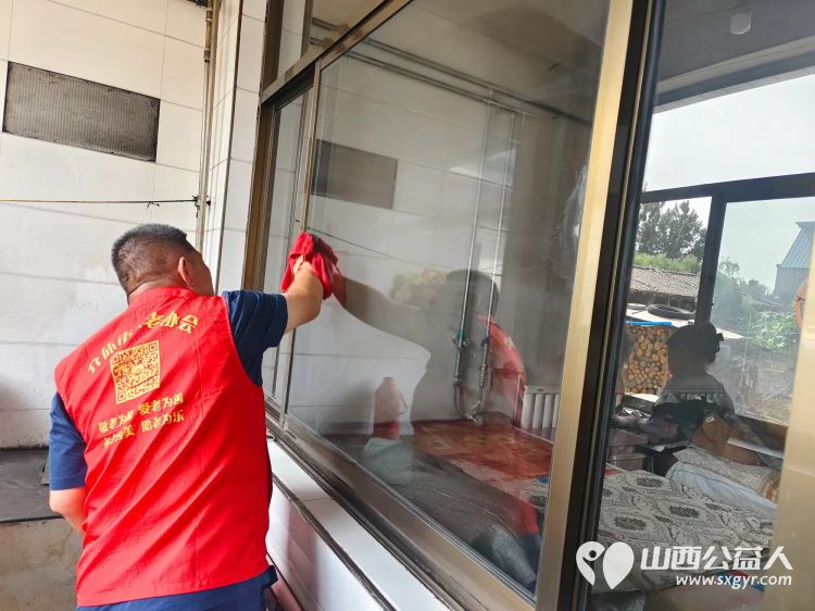 介休市敬老协会组织志愿者走进宋古乡宋安村入户83岁特困老人侯海明家中为老人擦玻璃打扫室内外卫生做饭包饺子 - 第13张 - 山西公益人 介休市敬老协会组织志愿者走进宋古乡宋安村入户83岁特困老人侯海明家中为老人擦玻璃打扫室内外卫生做饭包饺子 - 第13张