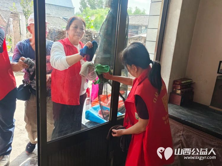 介休市敬老协会组织志愿者走进宋古乡宋安村入户83岁特困老人侯海明家中为老人擦玻璃打扫室内外卫生做饭包饺子 - 第11张 - 山西公益人 介休市敬老协会组织志愿者走进宋古乡宋安村入户83岁特困老人侯海明家中为老人擦玻璃打扫室内外卫生做饭包饺子 - 第11张