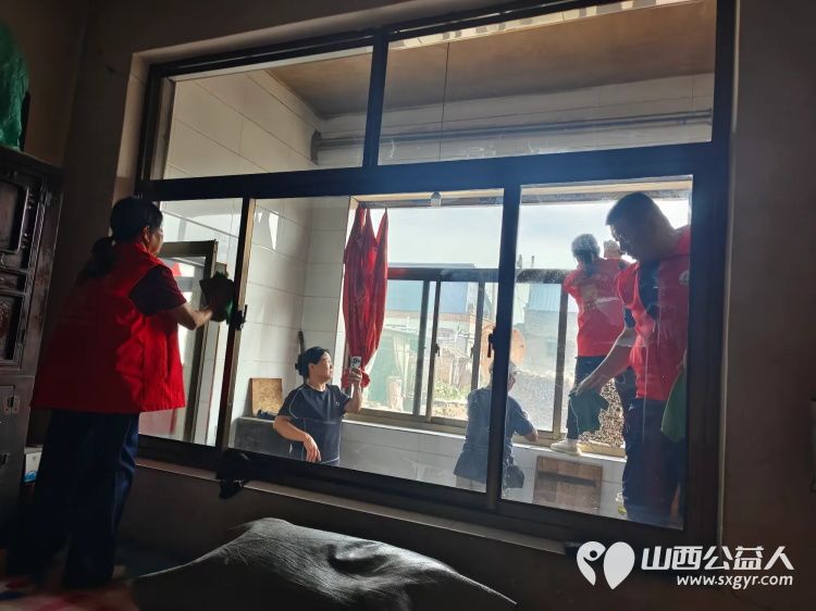 介休市敬老协会组织志愿者走进宋古乡宋安村入户83岁特困老人侯海明家中为老人擦玻璃打扫室内外卫生做饭包饺子 - 第14张 - 山西公益人 介休市敬老协会组织志愿者走进宋古乡宋安村入户83岁特困老人侯海明家中为老人擦玻璃打扫室内外卫生做饭包饺子 - 第14张