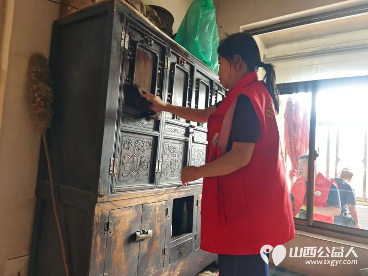 介休市敬老协会组织志愿者走进宋古乡宋安村入户83岁特困老人侯海明家中为老人擦玻璃打扫室内外卫生做饭包饺子 - 第12张 - 山西公益人 介休市敬老协会组织志愿者走进宋古乡宋安村入户83岁特困老人侯海明家中为老人擦玻璃打扫室内外卫生做饭包饺子 - 第12张