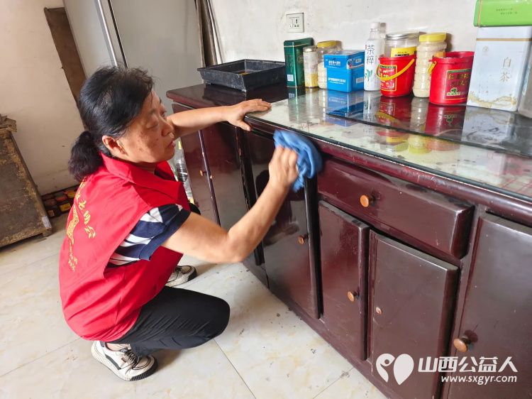 介休市敬老协会组织志愿者走进宋古乡宋安村入户83岁特困老人侯海明家中为老人擦玻璃打扫室内外卫生做饭包饺子 - 第10张 - 山西公益人 介休市敬老协会组织志愿者走进宋古乡宋安村入户83岁特困老人侯海明家中为老人擦玻璃打扫室内外卫生做饭包饺子 - 第10张