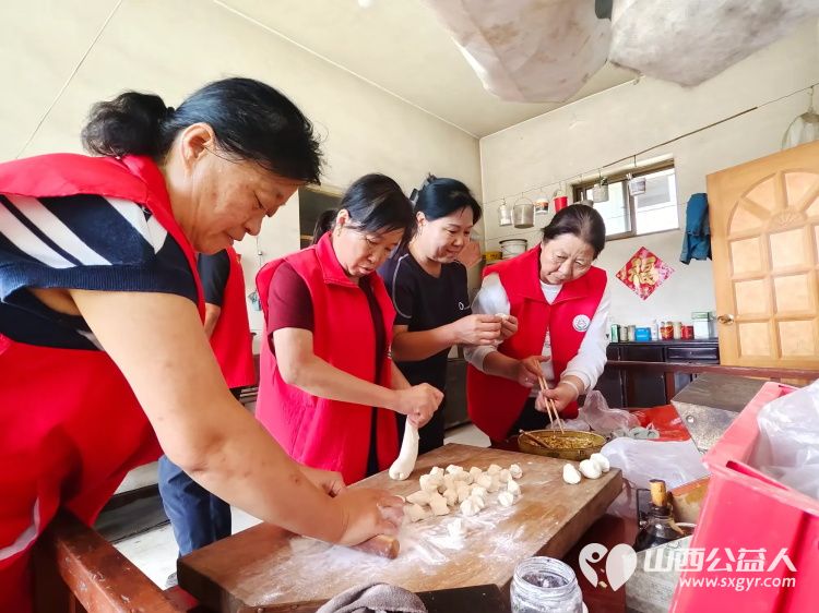介休市敬老协会组织志愿者走进宋古乡宋安村入户83岁特困老人侯海明家中为老人擦玻璃打扫室内外卫生做饭包饺子 - 第7张 - 山西公益人 介休市敬老协会组织志愿者走进宋古乡宋安村入户83岁特困老人侯海明家中为老人擦玻璃打扫室内外卫生做饭包饺子 - 第7张