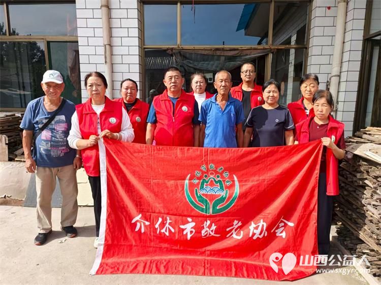 介休市敬老协会组织志愿者走进宋古乡宋安村入户83岁特困老人侯海明家中为老人擦玻璃打扫室内外卫生做饭包饺子 - 第1张 - 山西公益人 介休市敬老协会组织志愿者走进宋古乡宋安村入户83岁特困老人侯海明家中为老人擦玻璃打扫室内外卫生做饭包饺子 - 第1张