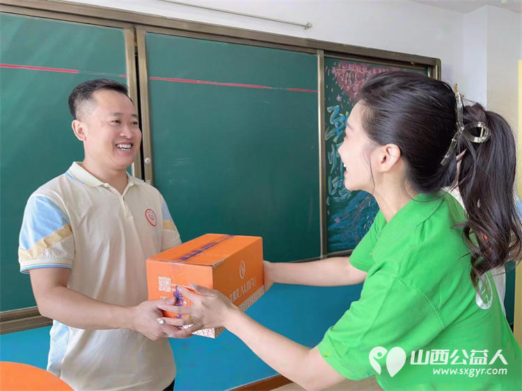 太原市灵星社区服务中心感谢山西丽思雅生物科技集团有限公司在教师节为全体老师赠送化妆品 - 第9张 - 山西公益人 太原市灵星社区服务中心感谢山西丽思雅生物科技集团有限公司在教师节为全体老师赠送化妆品 - 第9张
