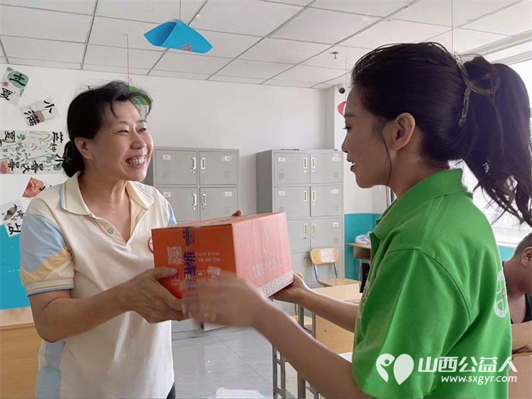 太原市灵星社区服务中心感谢山西丽思雅生物科技集团有限公司在教师节为全体老师赠送化妆品 - 第7张 - 山西公益人 太原市灵星社区服务中心感谢山西丽思雅生物科技集团有限公司在教师节为全体老师赠送化妆品 - 第7张