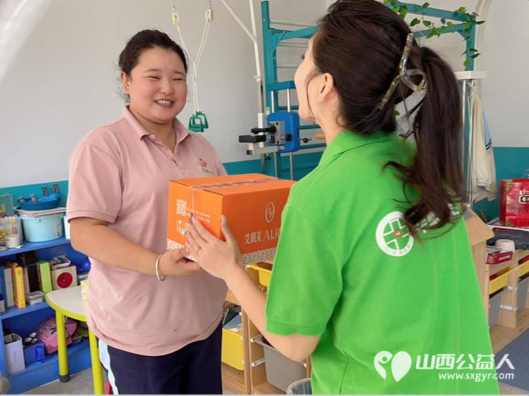 太原市灵星社区服务中心感谢山西丽思雅生物科技集团有限公司在教师节为全体老师赠送化妆品 - 第3张 - 山西公益人 太原市灵星社区服务中心感谢山西丽思雅生物科技集团有限公司在教师节为全体老师赠送化妆品 - 第3张