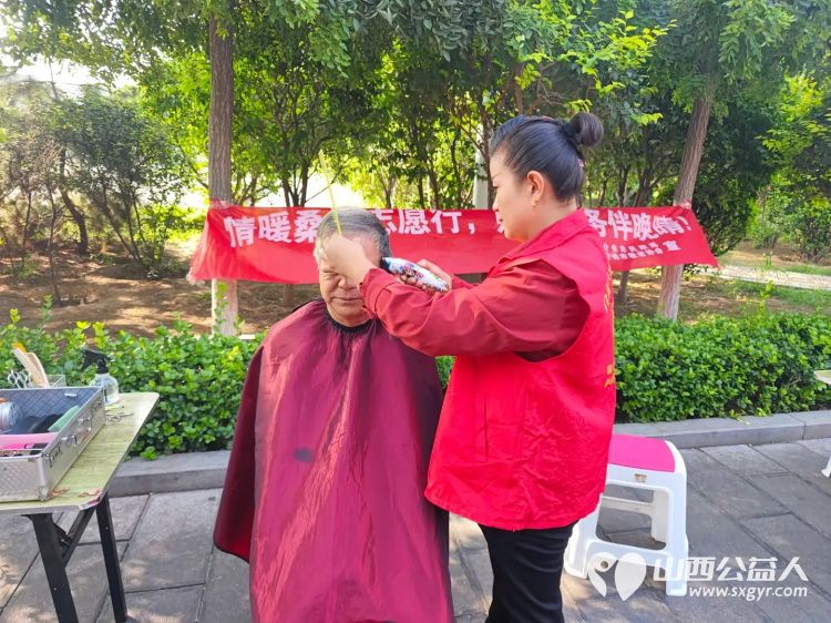 志愿服务进社区健康活动暖人心介休市敬老协会志愿者2025年9月10日在介休市北关街道北大街社区为社区所有老人们爱心理发义诊 - 第8张 - 山西公益人 志愿服务进社区健康活动暖人心介休市敬老协会志愿者2025年9月10日在介休市北关街道北大街社区为社区所有老人们爱心理发义诊 - 第8张