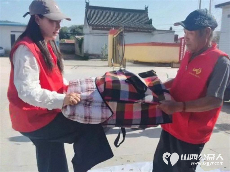忻州市爱心公益协会组织志愿者去代县阳明堡镇东关村送温暖活动纪实给生活困难群众送去衣物粮油蔬菜等生活物资 - 第16张 - 山西公益人 忻州市爱心公益协会组织志愿者去代县阳明堡镇东关村送温暖活动纪实给生活困难群众送去衣物粮油蔬菜等生活物资 - 第16张