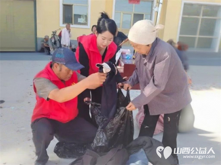 忻州市爱心公益协会组织志愿者去代县阳明堡镇东关村送温暖活动纪实给生活困难群众送去衣物粮油蔬菜等生活物资 - 第19张 - 山西公益人 忻州市爱心公益协会组织志愿者去代县阳明堡镇东关村送温暖活动纪实给生活困难群众送去衣物粮油蔬菜等生活物资 - 第19张