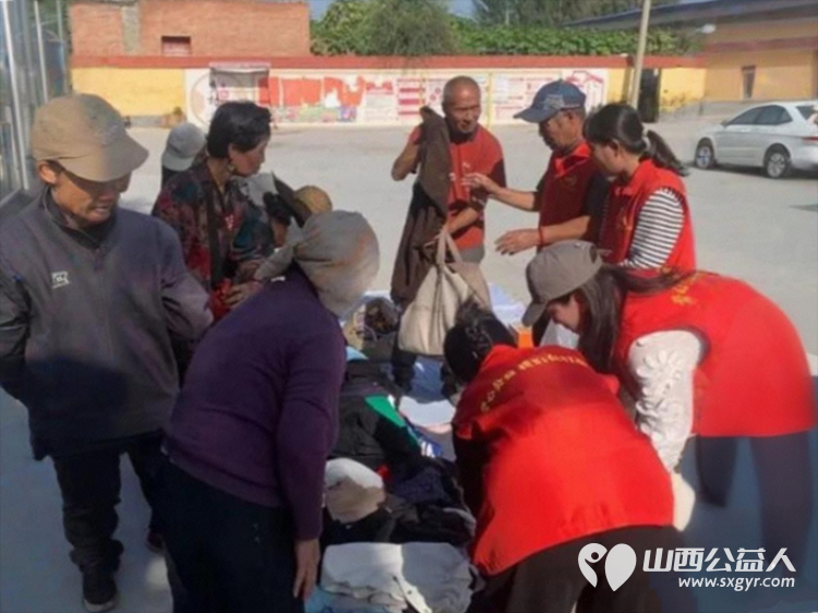 忻州市爱心公益协会组织志愿者去代县阳明堡镇东关村送温暖活动纪实给生活困难群众送去衣物粮油蔬菜等生活物资 - 第5张 - 山西公益人 忻州市爱心公益协会组织志愿者去代县阳明堡镇东关村送温暖活动纪实给生活困难群众送去衣物粮油蔬菜等生活物资 - 第5张