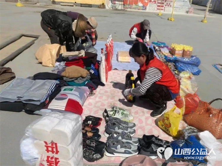 忻州市爱心公益协会组织志愿者去代县阳明堡镇东关村送温暖活动纪实给生活困难群众送去衣物粮油蔬菜等生活物资 - 第17张 - 山西公益人 忻州市爱心公益协会组织志愿者去代县阳明堡镇东关村送温暖活动纪实给生活困难群众送去衣物粮油蔬菜等生活物资 - 第17张