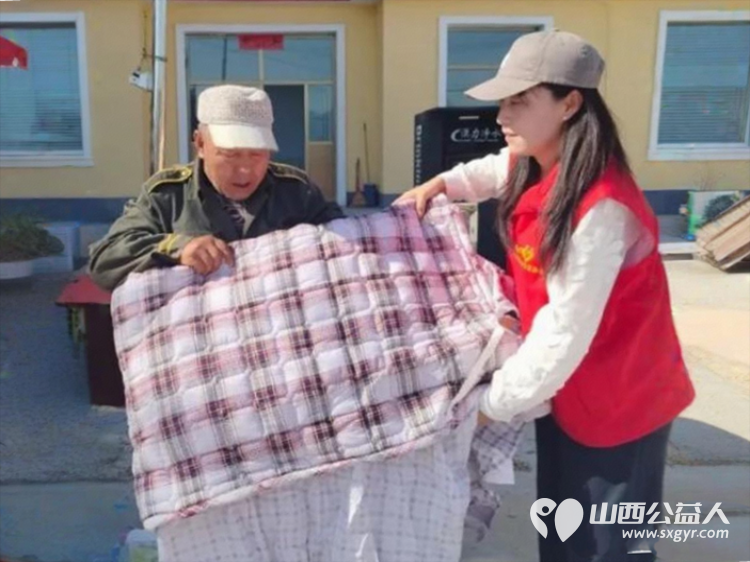 忻州市爱心公益协会组织志愿者去代县阳明堡镇东关村送温暖活动纪实给生活困难群众送去衣物粮油蔬菜等生活物资 - 第15张 - 山西公益人 忻州市爱心公益协会组织志愿者去代县阳明堡镇东关村送温暖活动纪实给生活困难群众送去衣物粮油蔬菜等生活物资 - 第15张