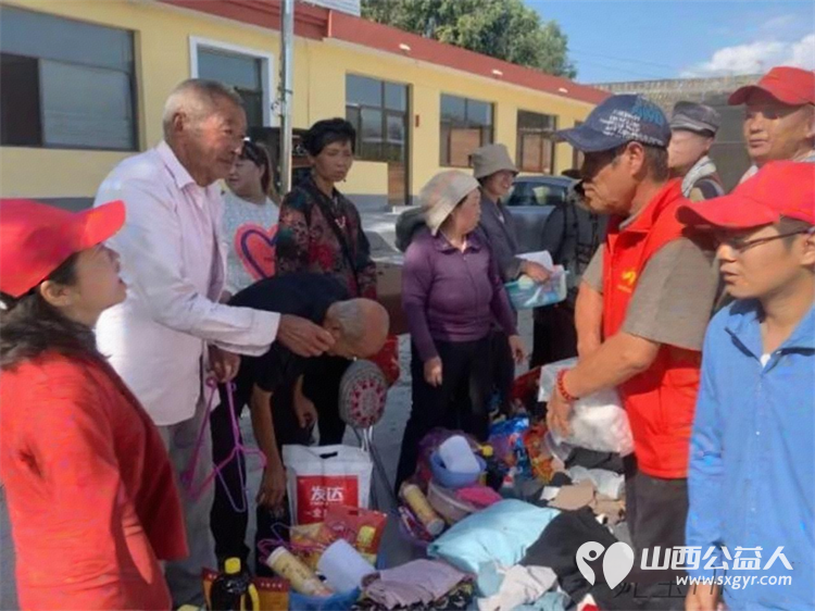 忻州市爱心公益协会组织志愿者去代县阳明堡镇东关村送温暖活动纪实给生活困难群众送去衣物粮油蔬菜等生活物资 - 第7张 - 山西公益人 忻州市爱心公益协会组织志愿者去代县阳明堡镇东关村送温暖活动纪实给生活困难群众送去衣物粮油蔬菜等生活物资 - 第7张