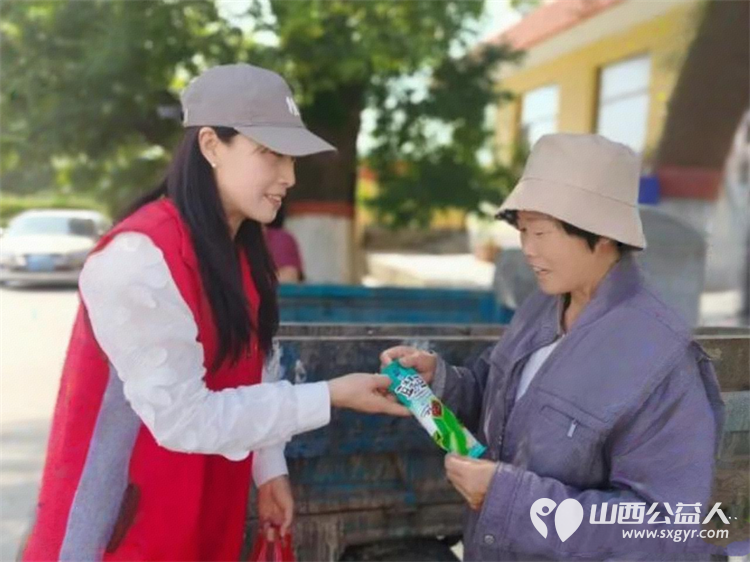 忻州市爱心公益协会组织志愿者去代县阳明堡镇东关村送温暖活动纪实给生活困难群众送去衣物粮油蔬菜等生活物资 - 第12张 - 山西公益人 忻州市爱心公益协会组织志愿者去代县阳明堡镇东关村送温暖活动纪实给生活困难群众送去衣物粮油蔬菜等生活物资 - 第12张