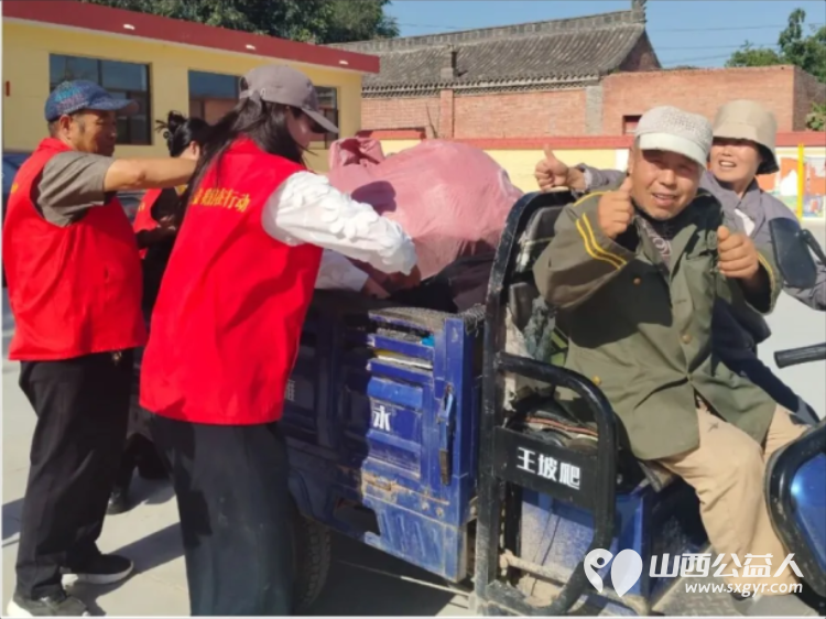 忻州市爱心公益协会组织志愿者去代县阳明堡镇东关村送温暖活动纪实给生活困难群众送去衣物粮油蔬菜等生活物资 - 第6张 - 山西公益人 忻州市爱心公益协会组织志愿者去代县阳明堡镇东关村送温暖活动纪实给生活困难群众送去衣物粮油蔬菜等生活物资 - 第6张