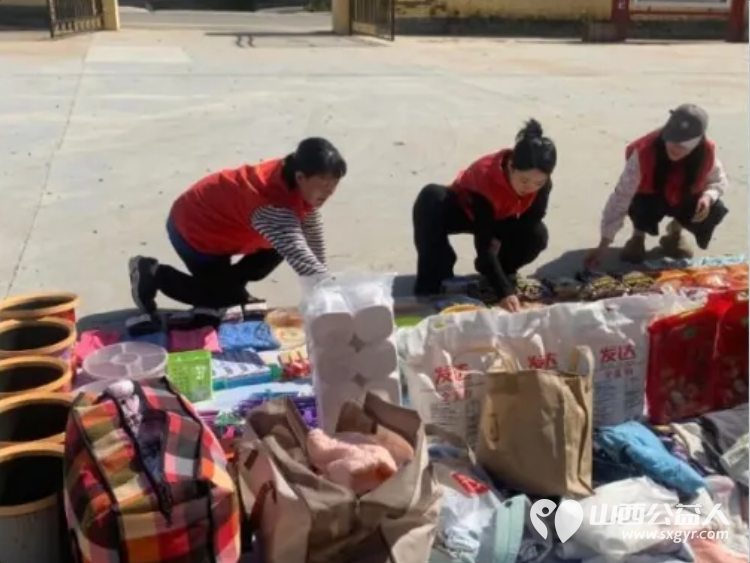 忻州市爱心公益协会组织志愿者去代县阳明堡镇东关村送温暖活动纪实给生活困难群众送去衣物粮油蔬菜等生活物资 - 第4张 - 山西公益人 忻州市爱心公益协会组织志愿者去代县阳明堡镇东关村送温暖活动纪实给生活困难群众送去衣物粮油蔬菜等生活物资 - 第4张