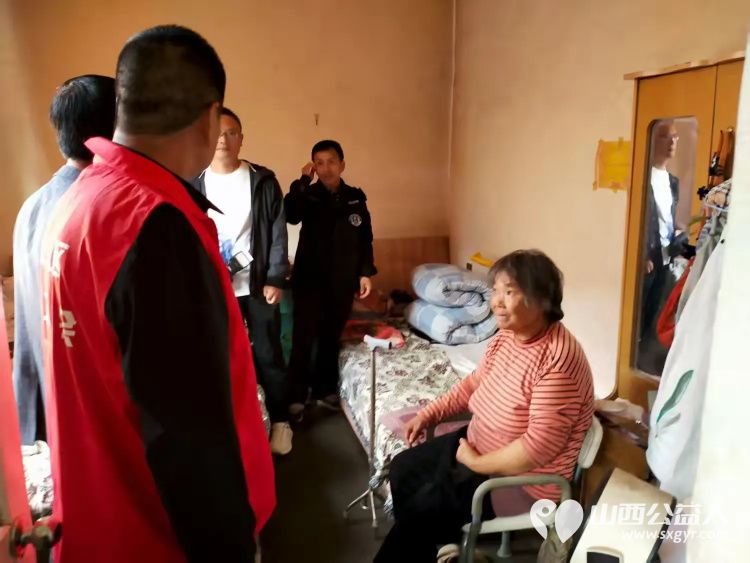 真情帮扶暖人心 上党区义工协会组织志愿者走访西火村慰问困难户活动给困难家庭送去米面油等慰问品 - 第11张