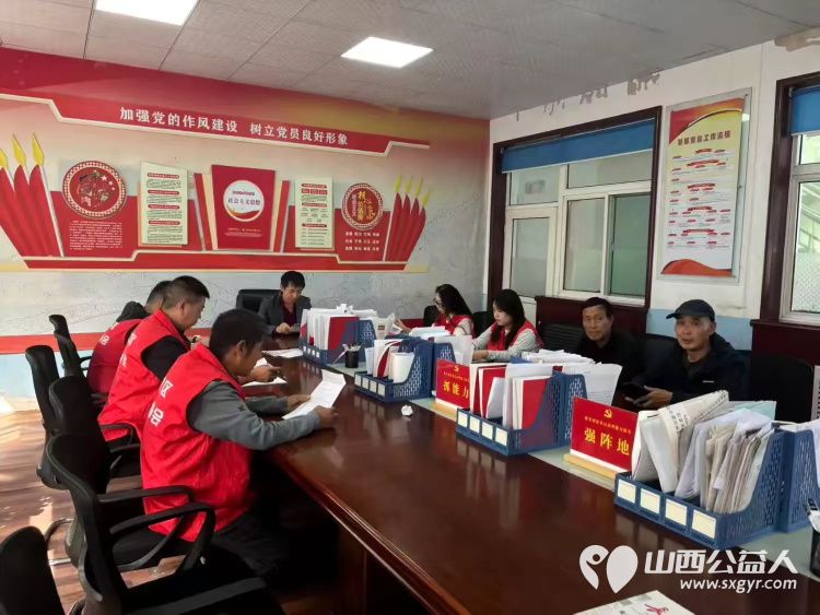 真情帮扶暖人心 上党区义工协会组织志愿者走访西火村慰问困难户活动给困难家庭送去米面油等慰问品 - 第4张