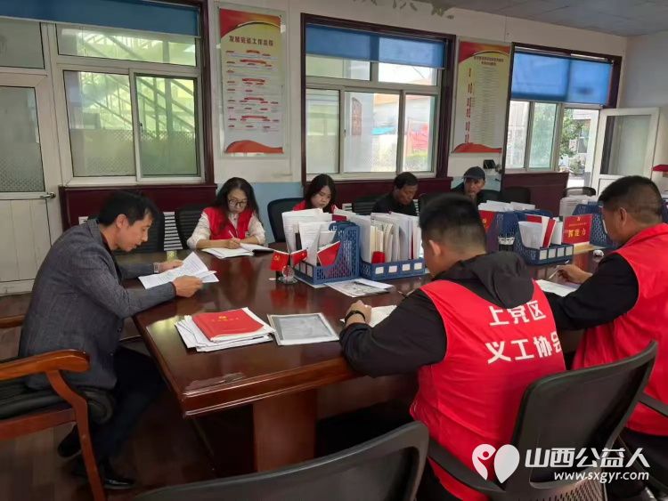 真情帮扶暖人心 上党区义工协会组织志愿者走访西火村慰问困难户活动给困难家庭送去米面油等慰问品 - 第3张