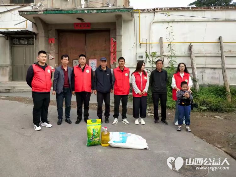 真情帮扶暖人心 上党区义工协会组织志愿者走访西火村慰问困难户活动给困难家庭送去米面油等慰问品 - 第1张