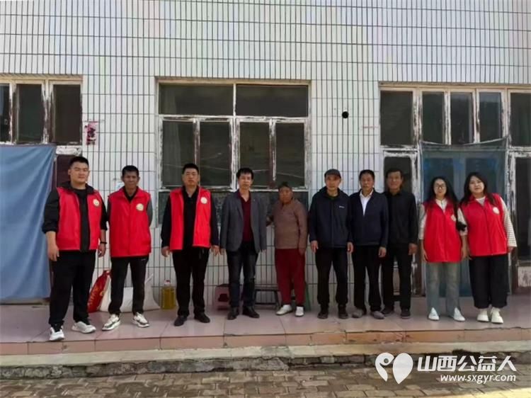 真情帮扶暖人心 上党区义工协会组织志愿者走访西火村慰问困难户活动给困难家庭送去米面油等慰问品 - 第2张