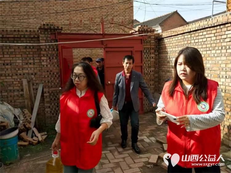 真情帮扶暖人心 上党区义工协会组织志愿者走访西火村慰问困难户活动给困难家庭送去米面油等慰问品 - 第8张