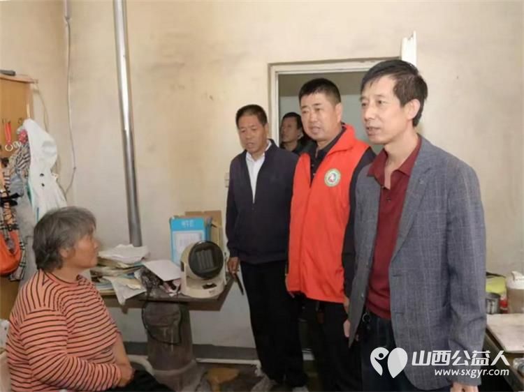 真情帮扶暖人心 上党区义工协会组织志愿者走访西火村慰问困难户活动给困难家庭送去米面油等慰问品 - 第12张