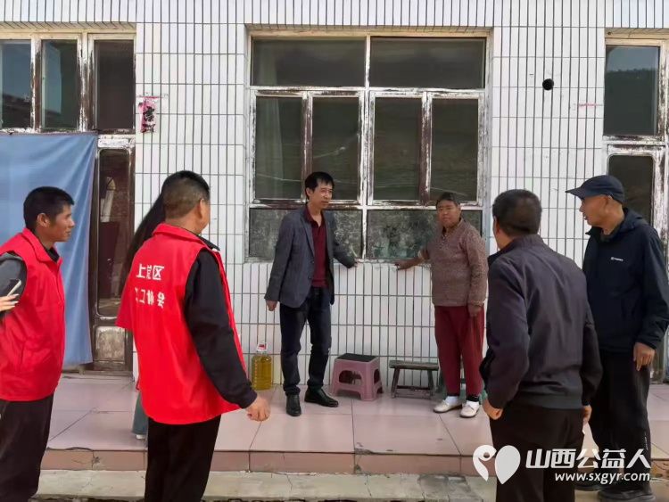 真情帮扶暖人心 上党区义工协会组织志愿者走访西火村慰问困难户活动给困难家庭送去米面油等慰问品 - 第5张