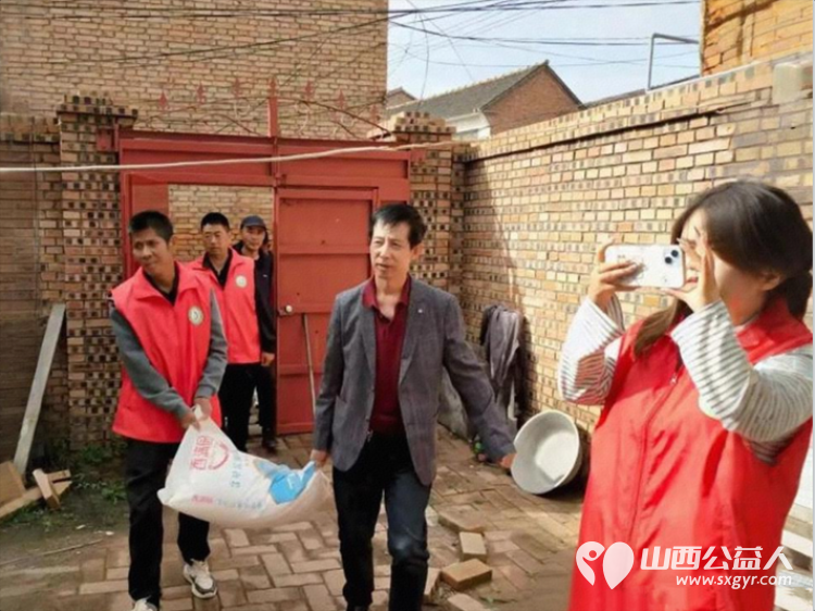 真情帮扶暖人心 上党区义工协会组织志愿者走访西火村慰问困难户活动给困难家庭送去米面油等慰问品 - 第6张