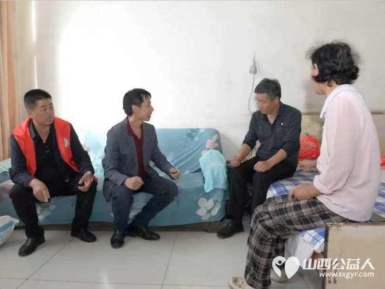 真情帮扶暖人心 上党区义工协会组织志愿者走访西火村慰问困难户活动给困难家庭送去米面油等慰问品 - 第10张