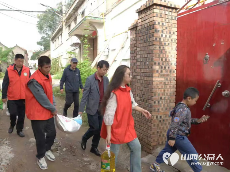 真情帮扶暖人心 上党区义工协会组织志愿者走访西火村慰问困难户活动给困难家庭送去米面油等慰问品 - 第7张