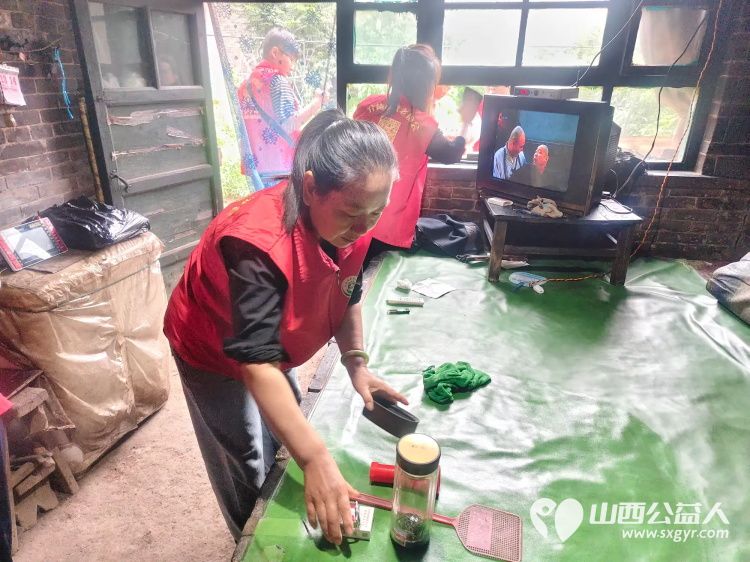 介休市敬老协会组织志愿者走进绵山镇马堡村入户83岁特困老人马虎成家中为老人打扫室内外卫生做饭包饺子 - 第5张 - 山西公益人 介休市敬老协会组织志愿者走进绵山镇马堡村入户83岁特困老人马虎成家中为老人打扫室内外卫生做饭包饺子 - 第5张