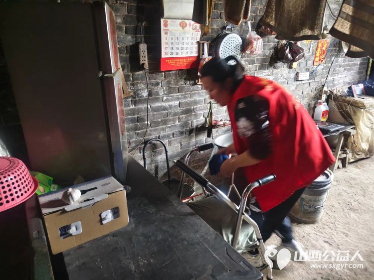 介休市敬老协会组织志愿者走进绵山镇马堡村入户83岁特困老人马虎成家中为老人打扫室内外卫生做饭包饺子 - 第6张 - 山西公益人 介休市敬老协会组织志愿者走进绵山镇马堡村入户83岁特困老人马虎成家中为老人打扫室内外卫生做饭包饺子 - 第6张