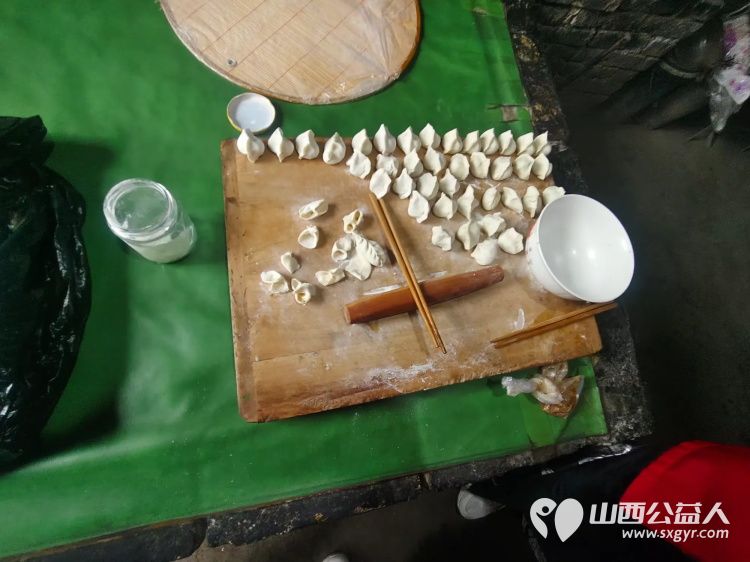 介休市敬老协会组织志愿者走进绵山镇马堡村入户83岁特困老人马虎成家中为老人打扫室内外卫生做饭包饺子 - 第10张 - 山西公益人 介休市敬老协会组织志愿者走进绵山镇马堡村入户83岁特困老人马虎成家中为老人打扫室内外卫生做饭包饺子 - 第10张