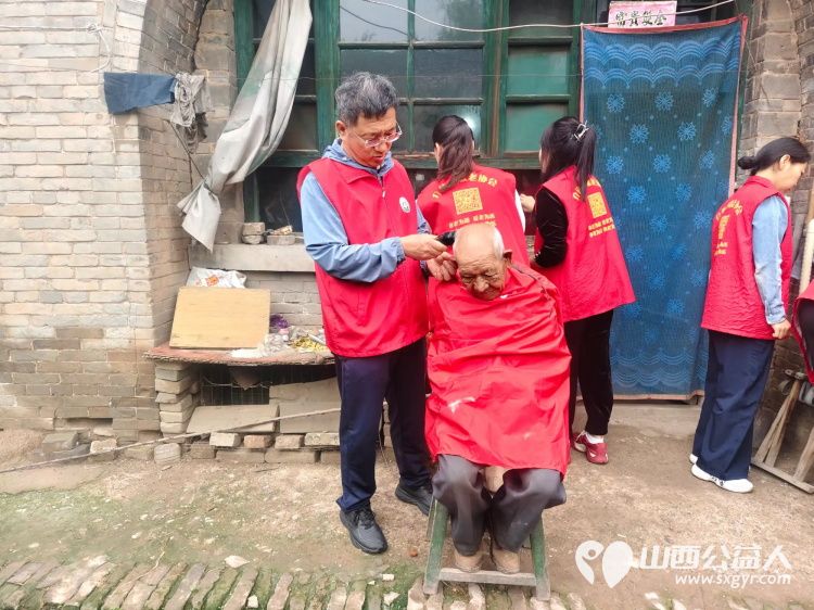 介休市敬老协会组织志愿者走进绵山镇马堡村入户83岁特困老人马虎成家中为老人打扫室内外卫生做饭包饺子 - 第7张 - 山西公益人 介休市敬老协会组织志愿者走进绵山镇马堡村入户83岁特困老人马虎成家中为老人打扫室内外卫生做饭包饺子 - 第7张