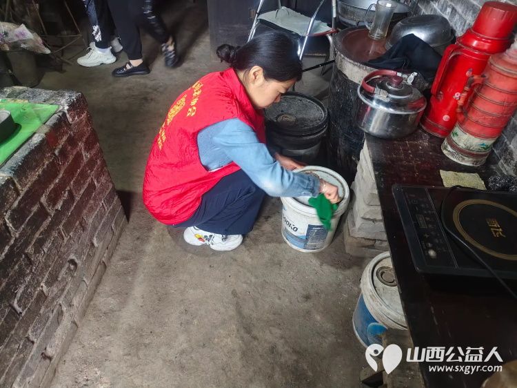 介休市敬老协会组织志愿者走进绵山镇马堡村入户83岁特困老人马虎成家中为老人打扫室内外卫生做饭包饺子 - 第15张 - 山西公益人 介休市敬老协会组织志愿者走进绵山镇马堡村入户83岁特困老人马虎成家中为老人打扫室内外卫生做饭包饺子 - 第15张