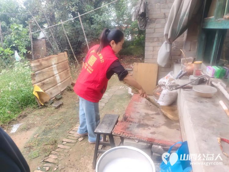 介休市敬老协会组织志愿者走进绵山镇马堡村入户83岁特困老人马虎成家中为老人打扫室内外卫生做饭包饺子 - 第11张 - 山西公益人 介休市敬老协会组织志愿者走进绵山镇马堡村入户83岁特困老人马虎成家中为老人打扫室内外卫生做饭包饺子 - 第11张