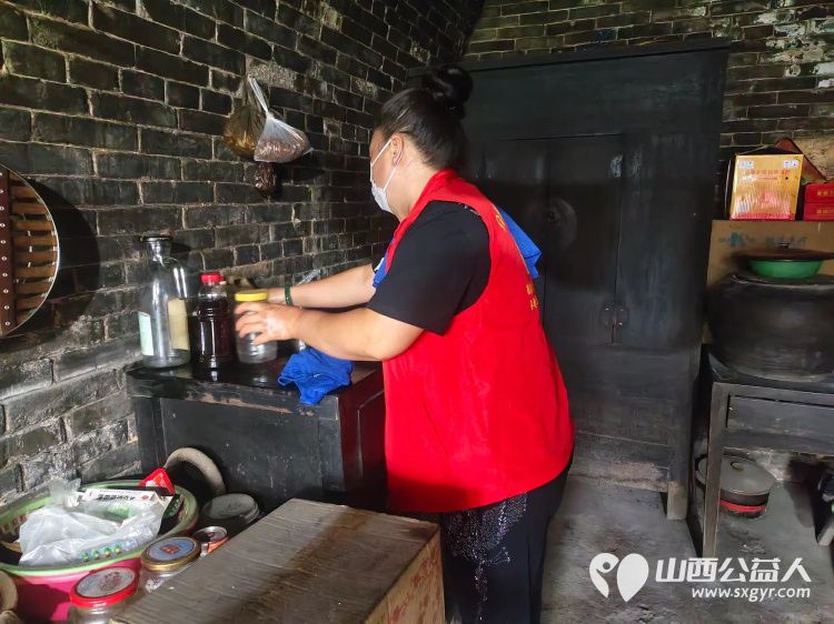 介休市敬老协会组织志愿者走进绵山镇马堡村入户83岁特困老人马虎成家中为老人打扫室内外卫生做饭包饺子 - 第12张 - 山西公益人 介休市敬老协会组织志愿者走进绵山镇马堡村入户83岁特困老人马虎成家中为老人打扫室内外卫生做饭包饺子 - 第12张