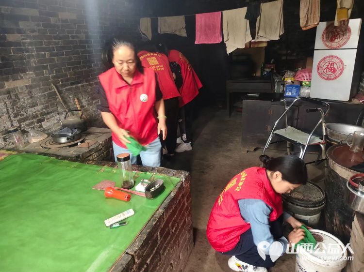 介休市敬老协会组织志愿者走进绵山镇马堡村入户83岁特困老人马虎成家中为老人打扫室内外卫生做饭包饺子 - 第13张 - 山西公益人 介休市敬老协会组织志愿者走进绵山镇马堡村入户83岁特困老人马虎成家中为老人打扫室内外卫生做饭包饺子 - 第13张