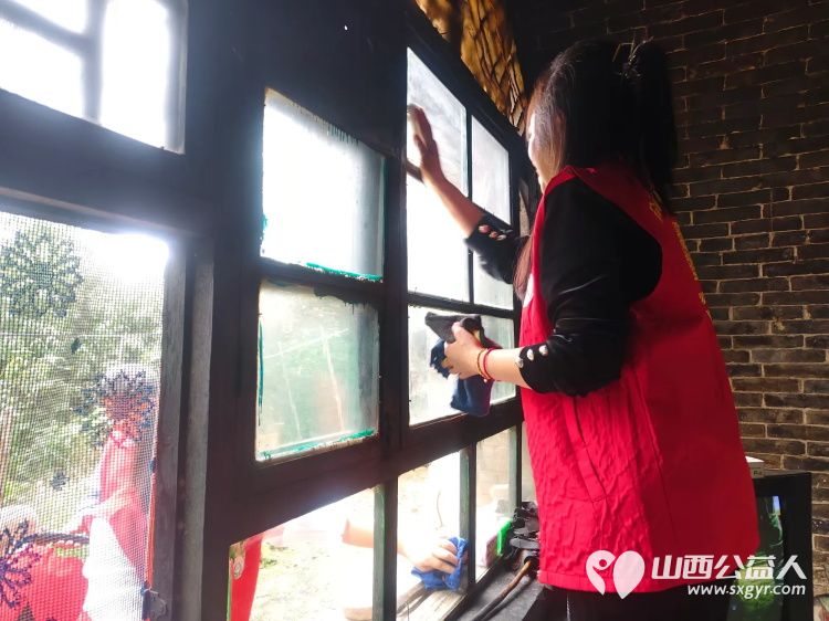 介休市敬老协会组织志愿者走进绵山镇马堡村入户83岁特困老人马虎成家中为老人打扫室内外卫生做饭包饺子 - 第4张 - 山西公益人 介休市敬老协会组织志愿者走进绵山镇马堡村入户83岁特困老人马虎成家中为老人打扫室内外卫生做饭包饺子 - 第4张