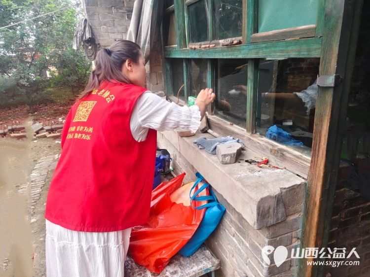 介休市敬老协会组织志愿者走进绵山镇马堡村入户83岁特困老人马虎成家中为老人打扫室内外卫生做饭包饺子 - 第3张 - 山西公益人 介休市敬老协会组织志愿者走进绵山镇马堡村入户83岁特困老人马虎成家中为老人打扫室内外卫生做饭包饺子 - 第3张