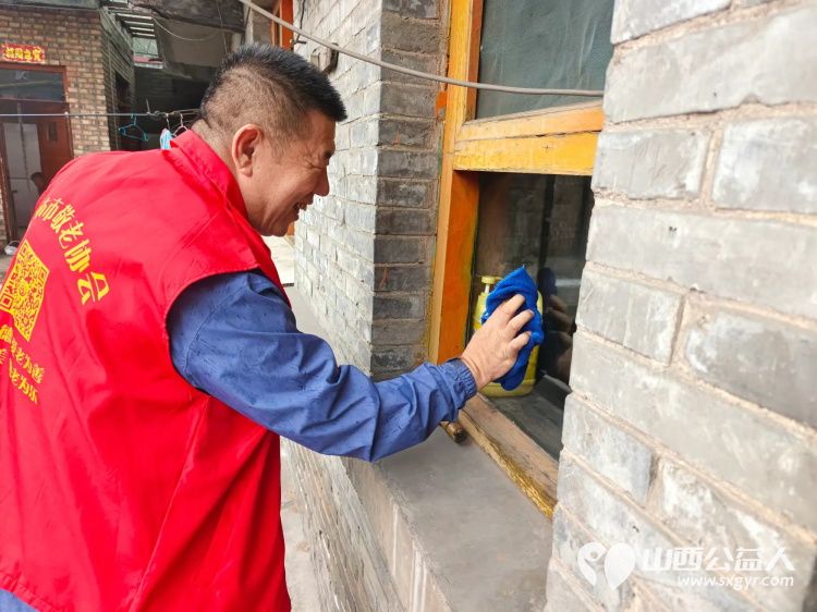 介休市敬老协会敬老助老活动入户83岁特困老人任三女家(现居住在义棠镇师屯南村)为老人打扫室内外卫生做饭包饺子 - 第2张 - 山西公益人 介休市敬老协会敬老助老活动入户83岁特困老人任三女家(现居住在义棠镇师屯南村)为老人打扫室内外卫生做饭包饺子 - 第2张