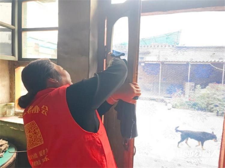 介休市敬老协会敬老助老活动入户83岁特困老人任三女家(现居住在义棠镇师屯南村)为老人打扫室内外卫生做饭包饺子 - 第4张 - 山西公益人 介休市敬老协会敬老助老活动入户83岁特困老人任三女家(现居住在义棠镇师屯南村)为老人打扫室内外卫生做饭包饺子 - 第4张