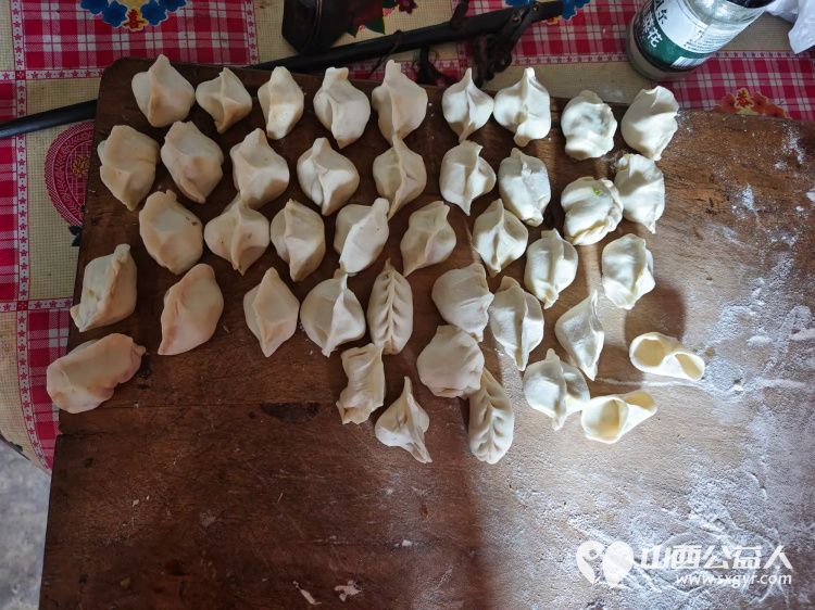 介休市敬老协会敬老助老活动入户83岁特困老人任三女家(现居住在义棠镇师屯南村)为老人打扫室内外卫生做饭包饺子 - 第10张 - 山西公益人 介休市敬老协会敬老助老活动入户83岁特困老人任三女家(现居住在义棠镇师屯南村)为老人打扫室内外卫生做饭包饺子 - 第10张